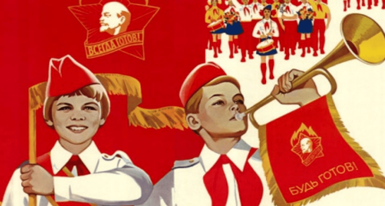 Пионеры там идут. Пионерские плакаты. День пионерии плакат. Советские пионерские плакаты.